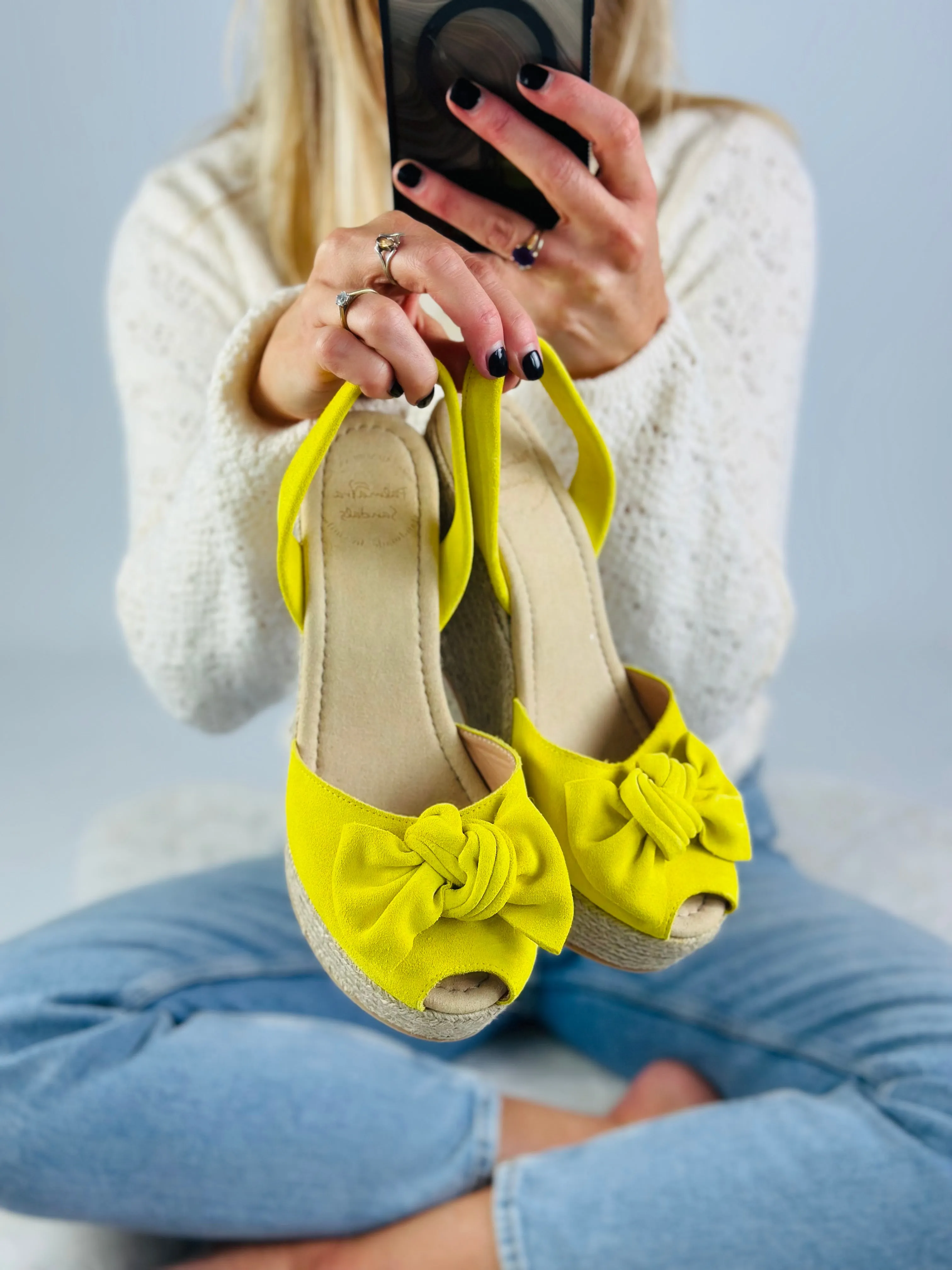 Press sample Yellow Bow Wedge